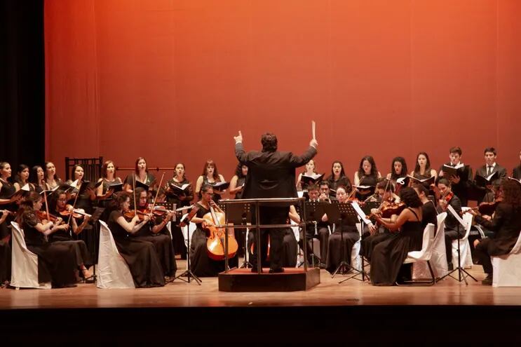 Integrantes de la Orquesta Filarmónica Ipu Paraguay, que esta noche ofrecerán una Gala Lírica en el Teatro Municipal.