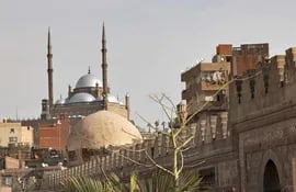 La mayor parte de sus vidas, los niños del distrito histórico de Al Khalifa, en El Cairo, solo veían los mausoleos, mezquitas y madrasas desde los pesados portones de bronce.