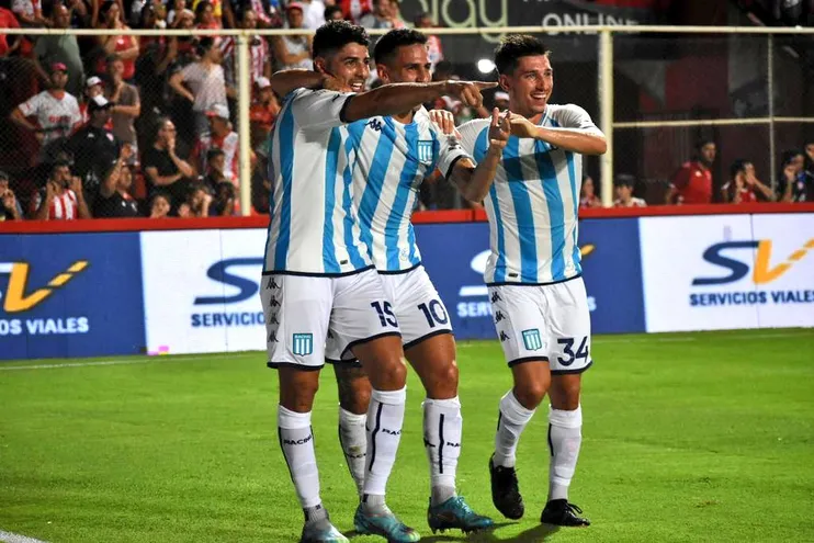 Matías Rojas (c), futbolista de Racing de Argentina, celebra un gol en el triunfo contra Unión en la ciudad de Santa Fe por la octava jornada de la Liga Profesional de Argentina.