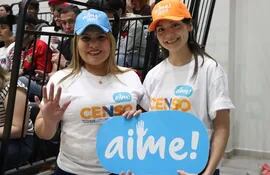 Imagen de actividades llevas a cabo en torno al Censo Nacional, fijada para el 9 de noviembre. Se observa a dos mujere sosteniendo un cartel con la palabra "aime" (estoy).
