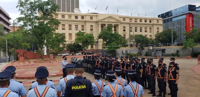 El lanzamiento del operativo policial contra la delincuencia comenzó al caer la tarde de hoy en la Plaza de la Democracia.