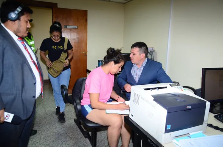 Shirley Paola Santacruz Cuba, en el despacho del juez José Delmás, tras culminar su audiencia de imposición de medidas.