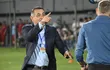 El paraguayo Pedro Sarabia (i), entrenador de Sportivo Ameliano, saluda al argentino Martín Palermo, técnico de Olimpia, en la previa del partido por la Fase preliminar de la Copa Sudamericana 2024 en el estadio Defensores del Chaco, en Asunción.