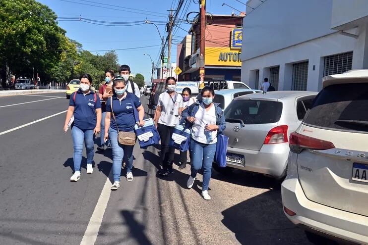 Una brigada de vacunadores recorriendo la avenida Eusebio Ayala para vacunar contra el covid-19.