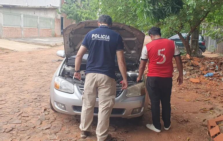 Agentes del Departamento de Control de Automotores de la Policía Nacional lograron recuperar un vehículo denunciado como robado y detuvieron al conductor.