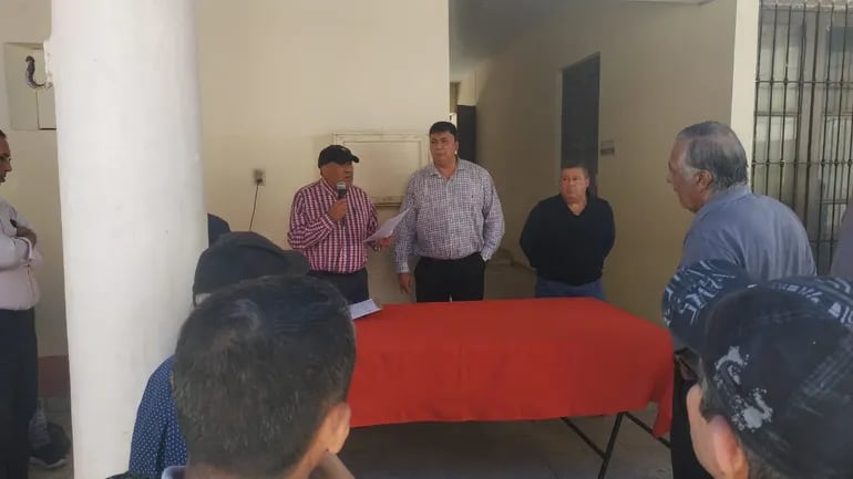 Lino Ávila (con micrófono en mano) se reunió con el personal desvinculado del Indert, ayer, en la sede de la institución.