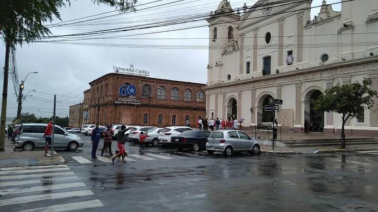 Fieles participan de una "automisa" frente a la Catedral Metropolitana de Asunción, este domingo.