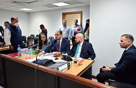El exdiputado Carlos Soler (primero izquierda) y Enrique Gómez de la Fuente (primero derecha) conocerán hoy la sentencia del tribunal.