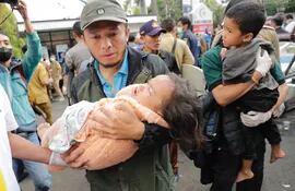 Rescatistas asisten a niños y mujeres tras el terremoto que sacudió islas de Indonesia así como su capital, Yakarta.  (EFE/EPA)
