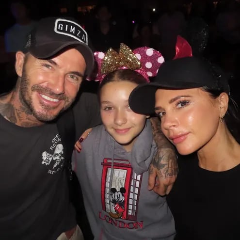 La cumpleañera Harper Seven con sus padres Victoria y David Beckham en Disney.