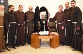 los-hermanos-capuchinos-rodean-la-reliquia-de-san-pio-pietrelcina-a-poco-de-su-arribo-al-paraguay--193620000000-1698714.jpg