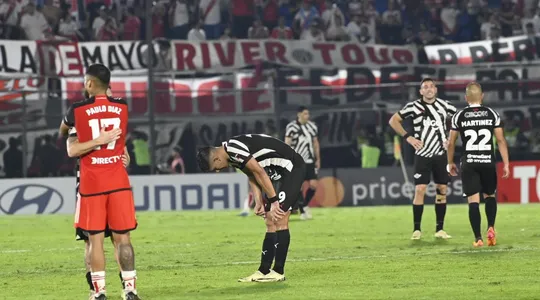Los jugadores de Libertad lamentan la derrota con River Plate por la Copa Libertadores 2024 en el estadio Defensores del Chaco, en Asunción.