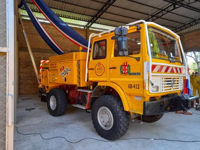 Camión donado por Francia a los bomberos de Ayolas.