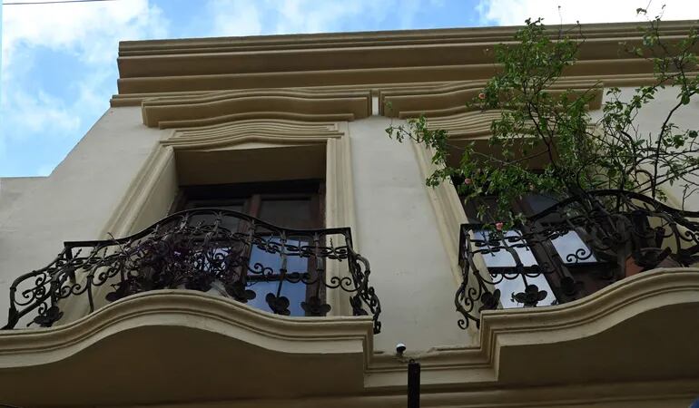 Detalle del balcón y las ventanas de la fachada mejorada en una casa patrimonial, sobre Estados Unidos y Herrera, centro de Asunción.