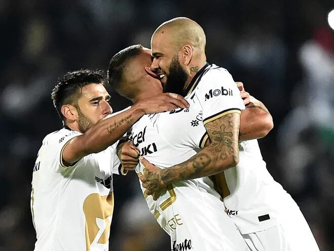 Jose Galindo (C) of Pumas celebrates with Dani Alves (R) after scoring against Mazatlan during their Mexican Apertura 2022 tournament football match at the University Olympic stadium in Mexico City on July 27, 2022. (Photo by CLAUDIO CRUZ / AFP)