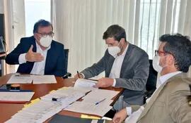 Nicanor Duarte Frutos (i) e Ignacio Barrios Arrechea (d). El Comité Ejecutivo de Yacyretá aprobó el apoyo a la seguridad alimentaria de Caazapá.