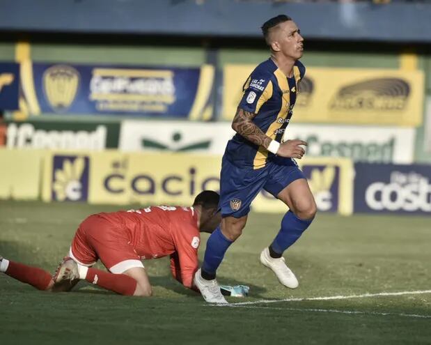Lucas Barrios, jugador de Luqueño, celebra su gol ante Trinidense.