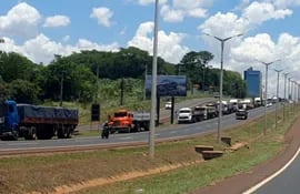 La fila de camiones se extiende por más de 10 kilómetros hacia el lado paraguayo. Además, el estacionamiento del puerto seco de Foz de Yguazú ya llegó al máximo de su capacidad.