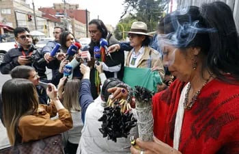 Durante una rueda de prensa del coordinador de la guardia indígena que buscó a los  niños, una médica tradicional  hace un ritual. EFE