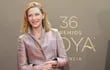 La actriz Cate Blanchett posa para los fotógrafos a su arribo a la conferencia de prensa previa a la ceremonia de los Premios Goya.
