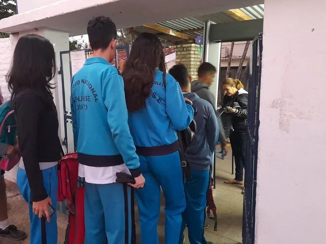 Estudiantes del Colegio San José de Limpio forman filas para pasar por el detector de metales.