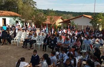 El acto de conmemoración se realizó en la escuela Campamento Azcurra.