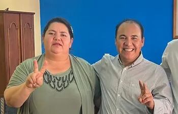 La cuestionada intendenta de Valenzuela, Mirtha Fernández (PLRA) en compañía del actual presidente del PLRA, Hugo Fleitas.