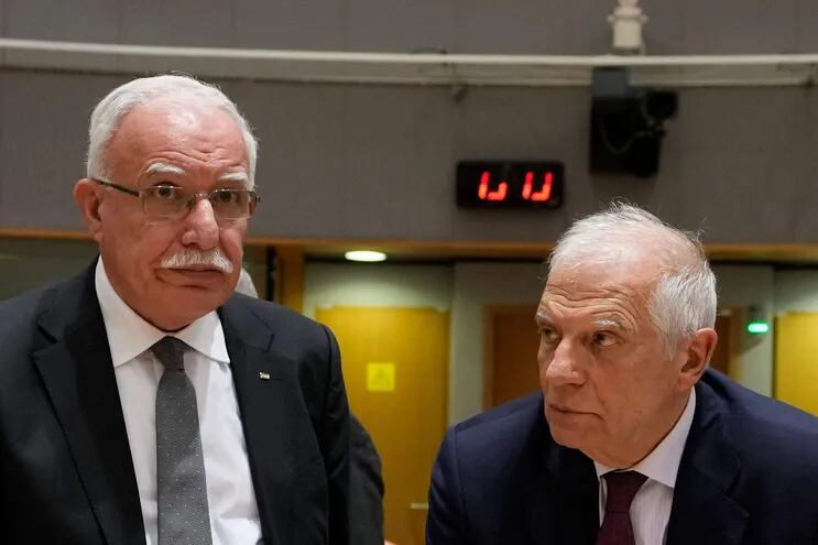 El ministro de Exteriores palestino Riyad al-Maliki (i) y el jefe de la diplomacia europea, Josep Borrell.