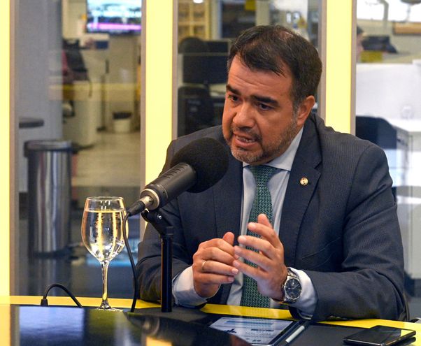 Óscar Llamosas, ministro de Hacienda, en visita a los estudios de ABC Cardinal.
