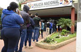 Muchas personas aguardan durante varias horas para poder ingresar a la sede central de Identificaciones de la Policía, ubicada en Asunción.