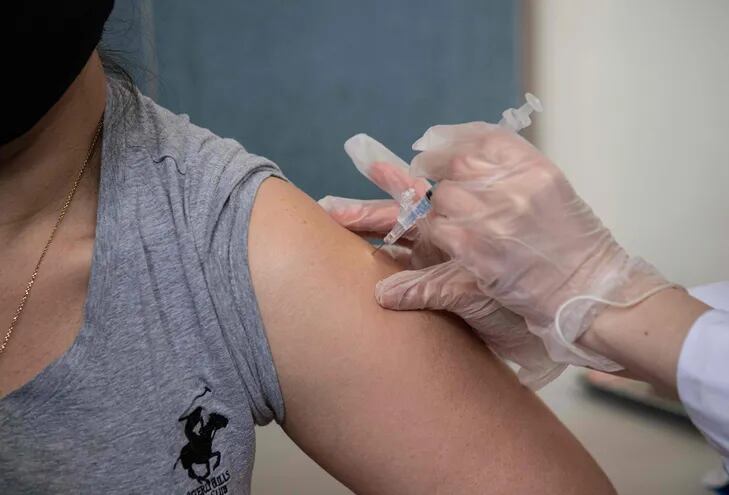 Un paciente recibe su primera dosis de la vacuna Moderna contra el Covid-19.