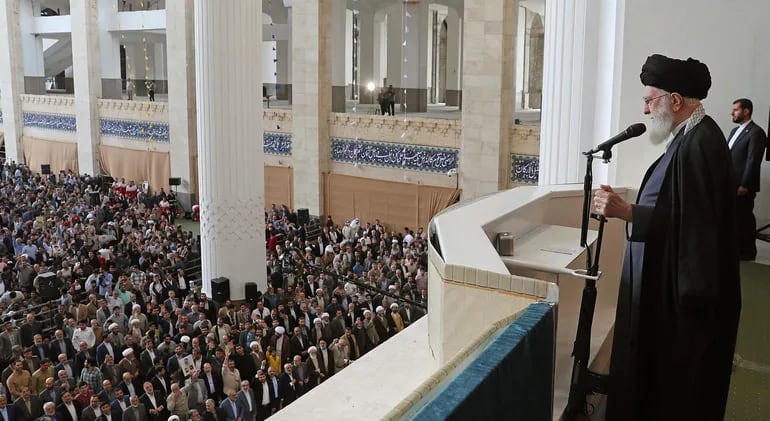 El líder supremo de Irán, ayatolá Alí Jamenei, juró vengar a los muertos en el bombardeo a la embajada de Irán en Damasco, Siria, y que es atribuido a Israel.