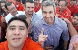 Jhordan Moisés Espínola, quien toma la selfie con Mario Abdo Benítez.
