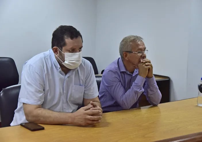 Sergio Escobar Amarilla (der.) y el abogado Cristian González, en la sala de juicios orales. Archivo Abc
