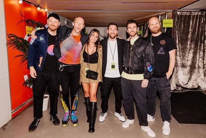 Leo Messi y Antonela Roccuzzo con Chris Martin y otros integrantes de Coldplay.