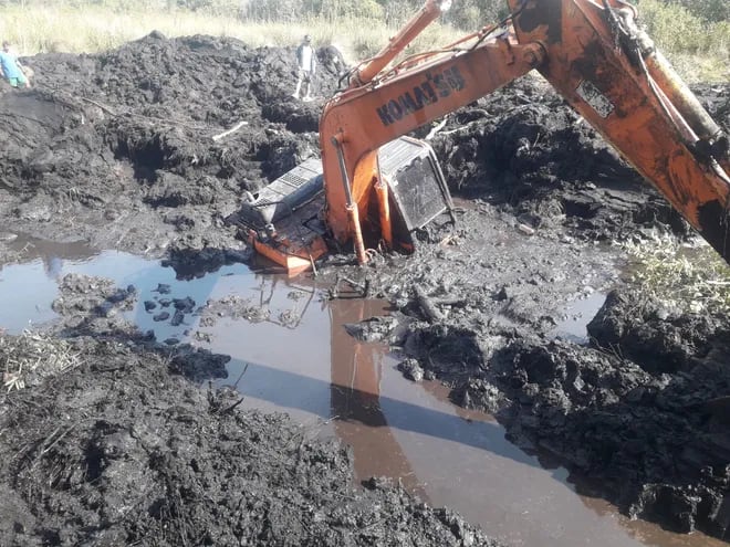 La maáuina excavadora hundida en un pantano de barro de San Joaquín.