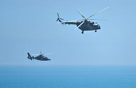 Helicópteros militares chinos sobrevuelan la isla de Pingtan, uno de los puntos del territorio de China más cercanos a la isla de Taiwán.