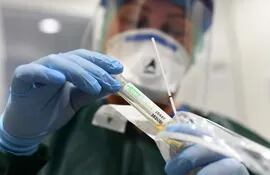 Una enfermera en Alemania muestra un kit de testeo de coronavirus.