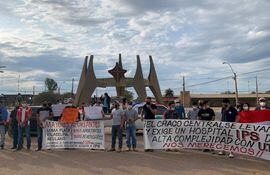 Asegurados en una de las tantas protestas en reclamo de la construcción de un hospital del IPS en el Chaco Central. (Foto archivo)