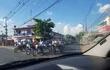 Grupo de motociclistas circulando sin casco y sin respeto a las reglas de tránsito