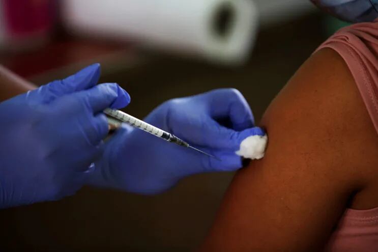 Una persona recibe la primera dosis de la vacuna Pfizer contra la covid-19 en la escuela Victoria D'Spinaym, en La Chorrera (Panamá).
