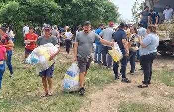 Damnificados por crecida del rio Tebicury en Villa Florida, Misiones, reciben kit de víveres por desde la Entidad Binacional Yacyretá.