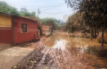 El desborde del arroyo Acaraymi alcanza otra vez las casas en la zona ribereña del barrio San Rafael de Ciudad del Este.