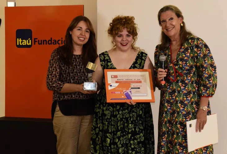 Jazmín Coronel Bejarano, ganadora del segundo puesto de la categoría internacional, junto a Norma Prantte, de Itaú, y la escritora Susana Gertopán.