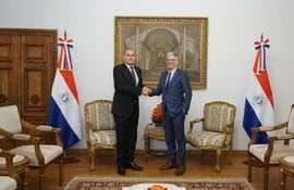 Julio  Arriola (izq.) y el embajador de EE.UU. Marc Ostfield. Fue esta tarde en la sede del Ministerio de Relaciones Exteriores.