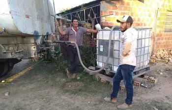 Un poblador de Toro Pampa recibe agua desde un camión cisterna, llevado desde el río Paraguay, distante a unos 65 km.