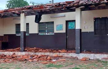 El techo de nueve aulas de la escuela San Roque González de Santa Cruz ubicado en el barrio Maka´i, se vinieron abajo.