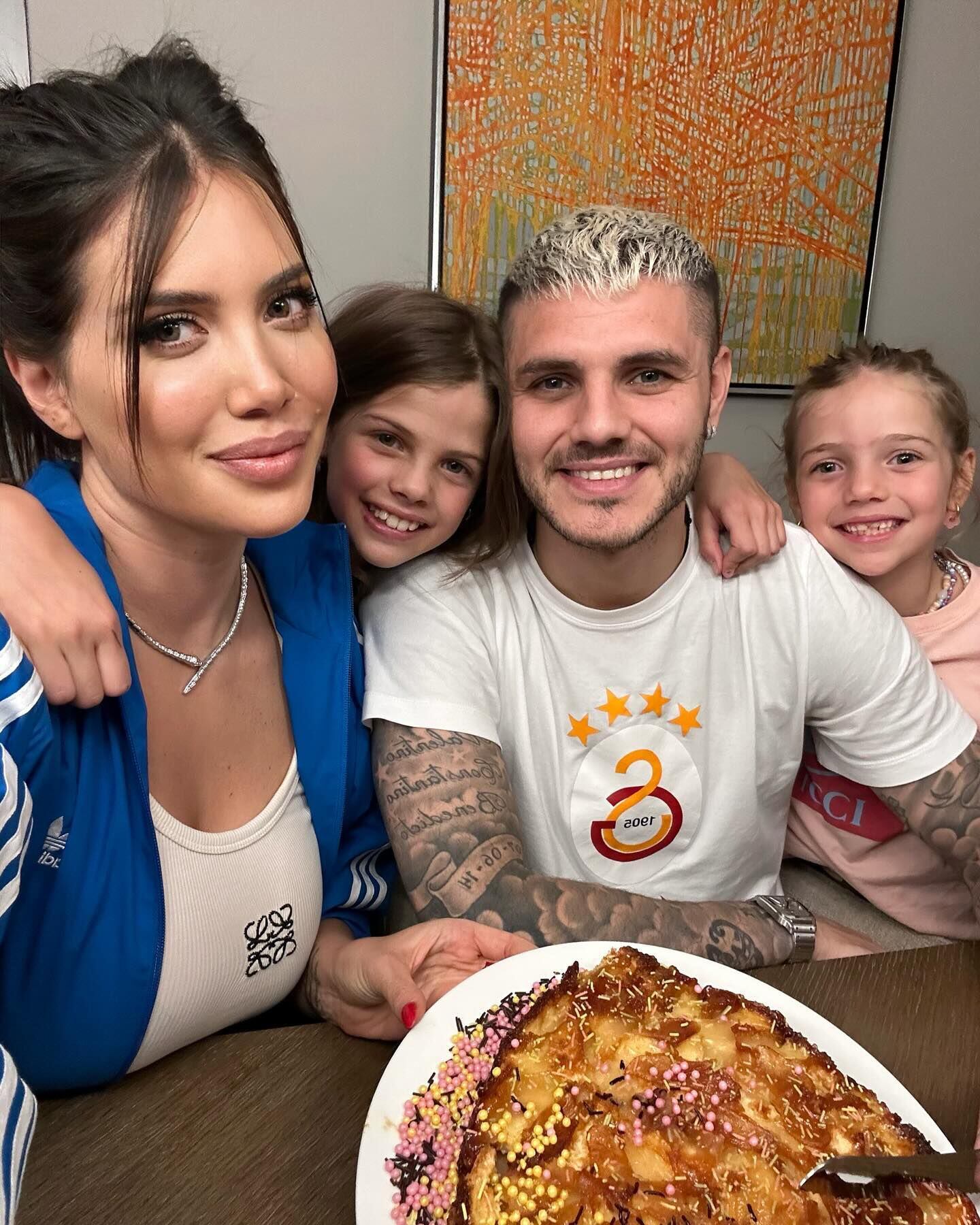 Feliz, Mauro Icardi junto a la torta que le prepararon sus hijas Isabella y Francesca con mamá Wanda. (Instagram/Wanda Nara)