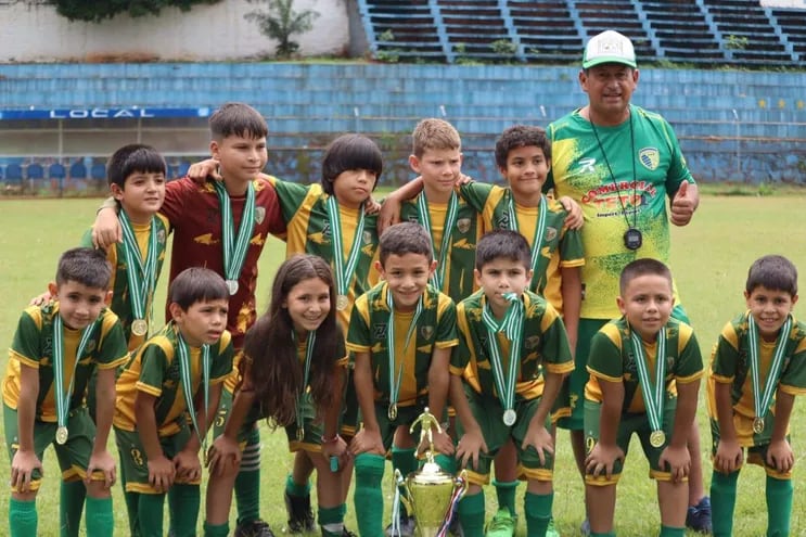 Campeones de la categoría 2014 del Atlético Juventud-Coopejas posando con el trofeo y sus respectivas medallas.