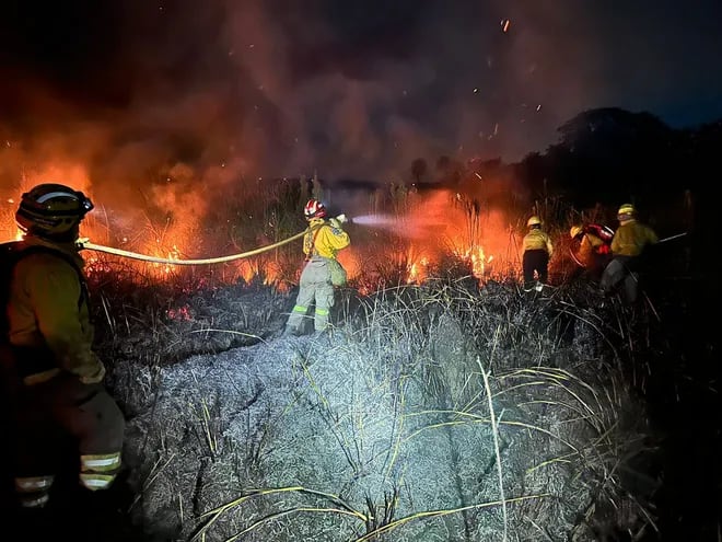 Intenso fue el trabajo del Cuerpo de Bomberos Voluntarios del Paraguay para sofocar los focos de incendios en la zona Luque-San Bernardino.